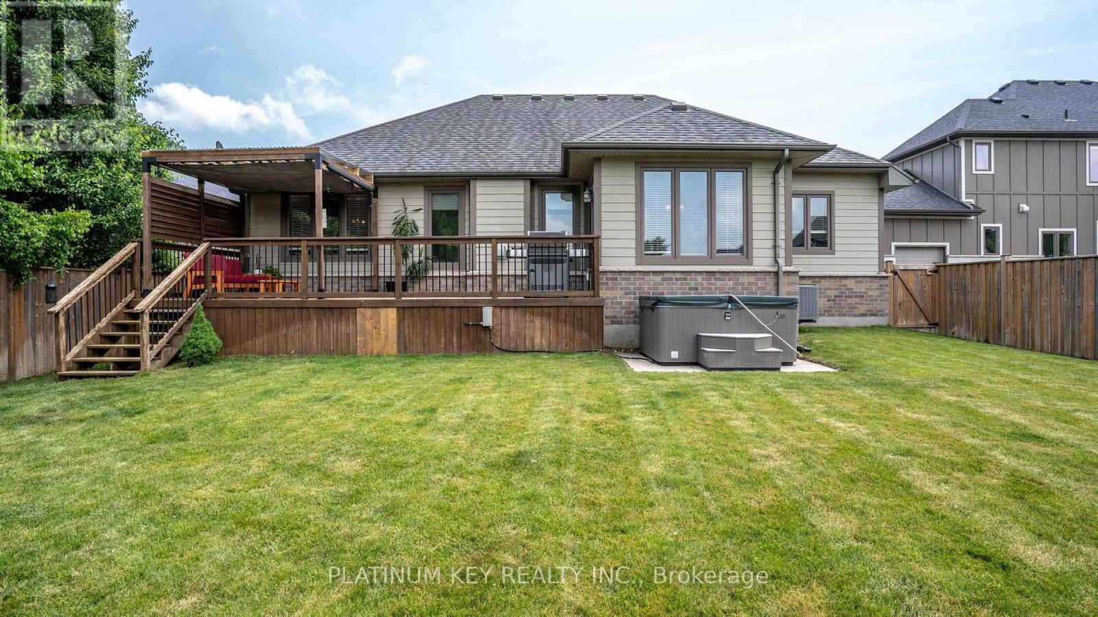 688 Woods Edge Road, Strathroy-Caradoc (Mount Brydges), ON - Outdoor With Deck Patio Veranda