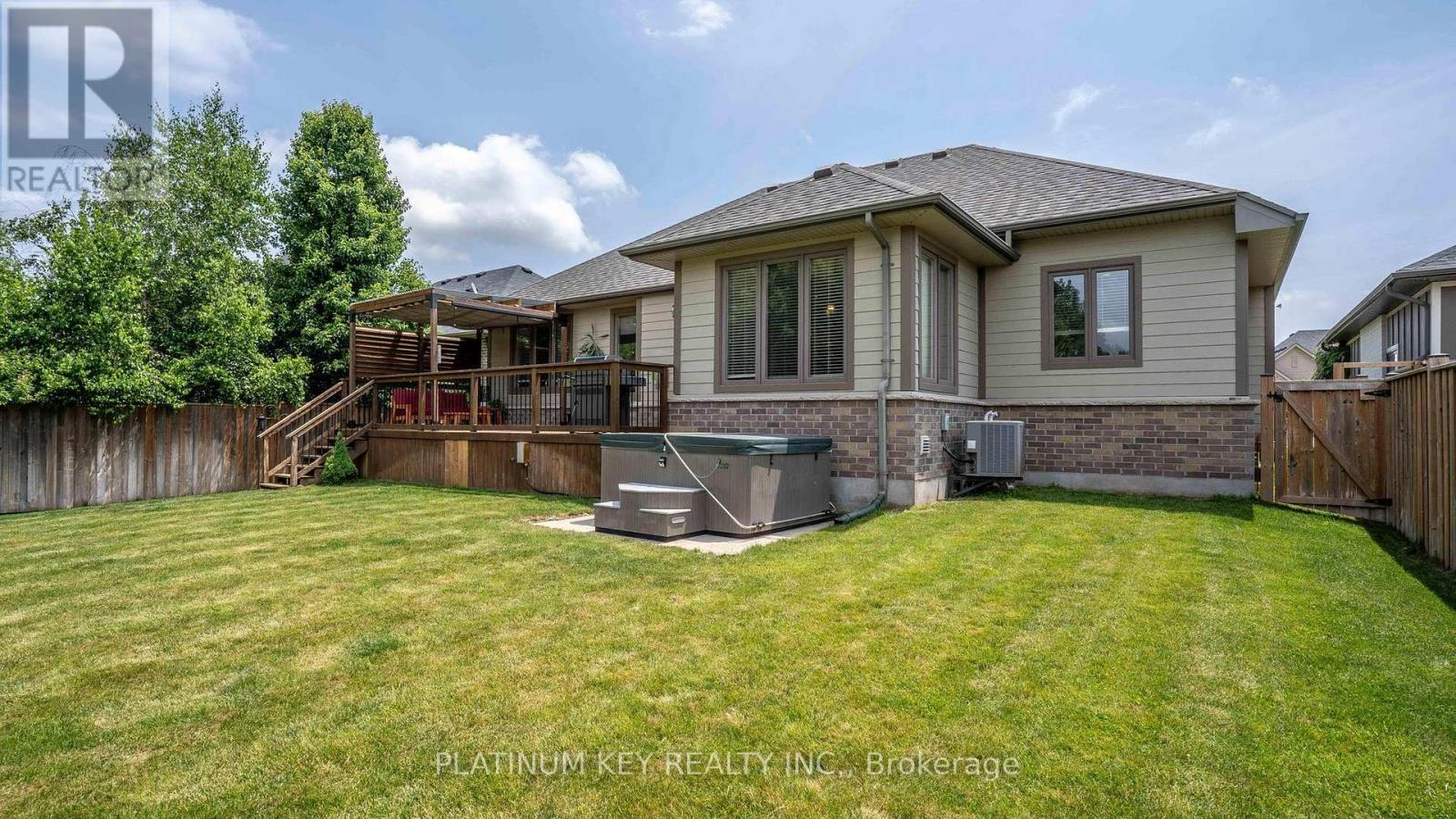 688 Woods Edge Road, Strathroy-Caradoc (Mount Brydges), ON - Outdoor With Deck Patio Veranda