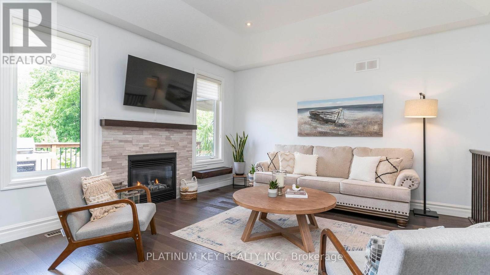 688 Woods Edge Road, Strathroy-Caradoc (Mount Brydges), ON - Indoor Photo Showing Living Room With Fireplace