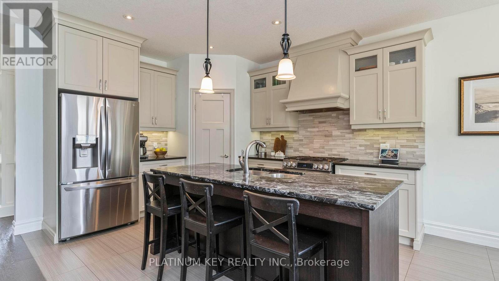 688 Woods Edge Road, Strathroy-Caradoc (Mount Brydges), ON - Indoor Photo Showing Kitchen With Stainless Steel Kitchen With Upgraded Kitchen