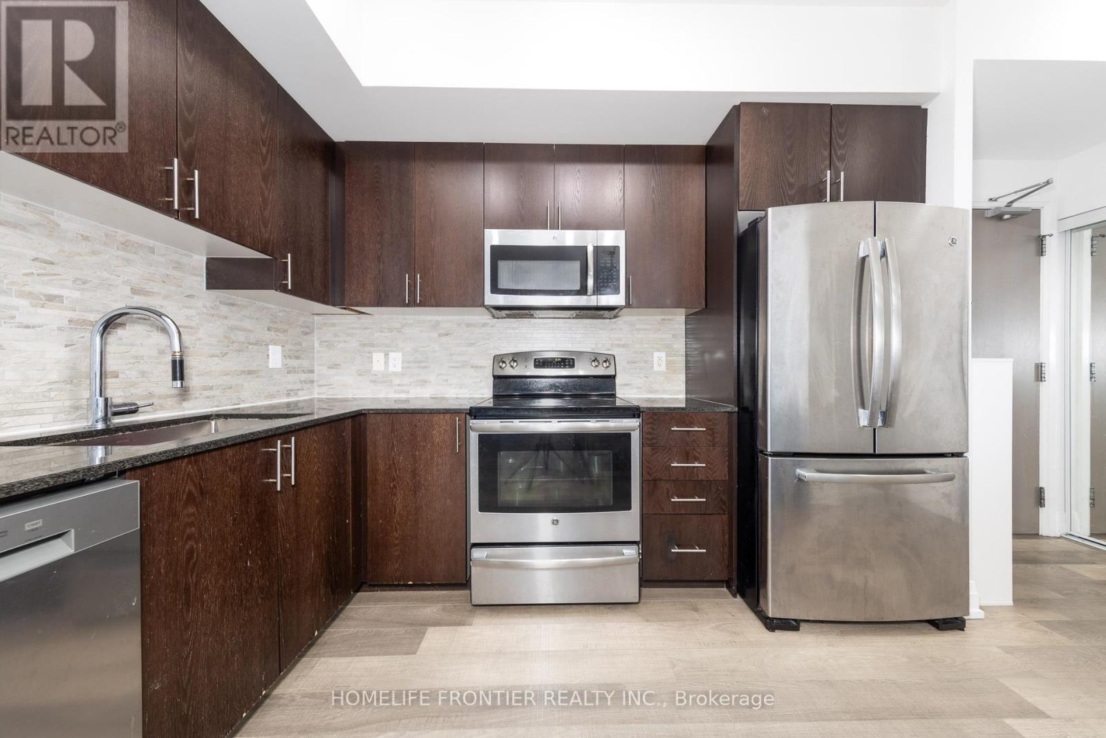 Ph209 - 7167 Yonge Street, Markham, ON - Indoor Photo Showing Kitchen With Upgraded Kitchen