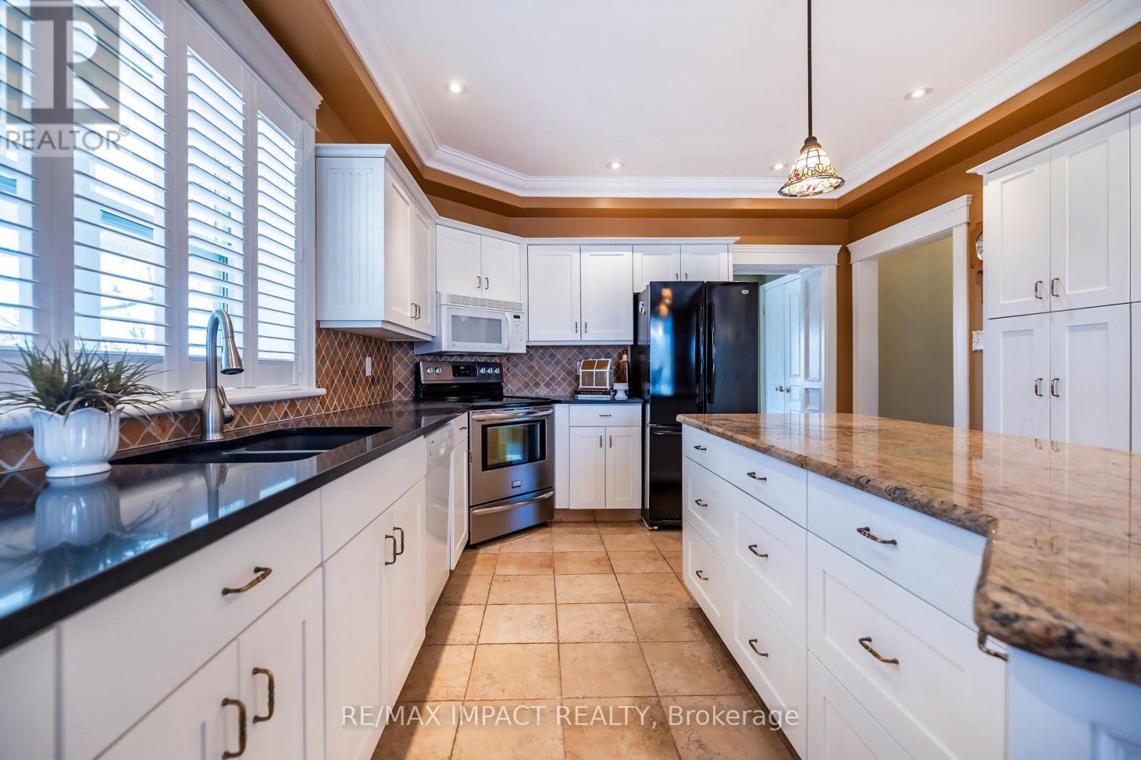 870B 6Th Line W, Trent Hills, ON - Indoor Photo Showing Kitchen With Double Sink