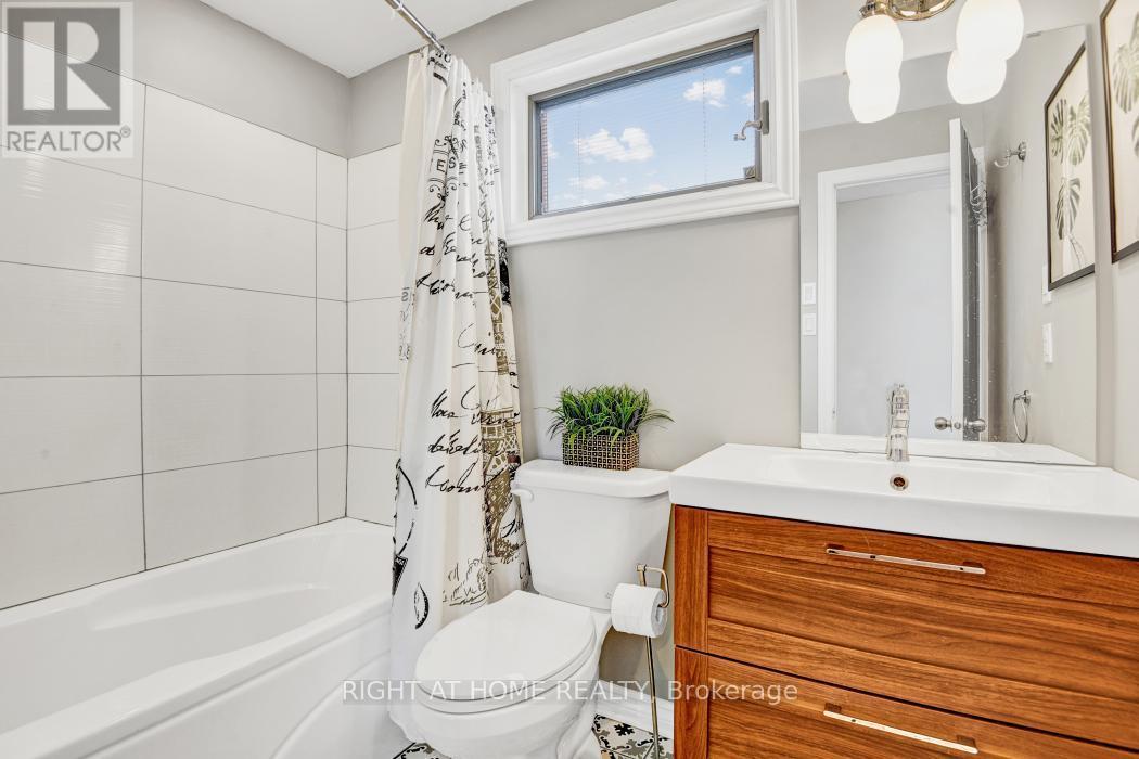 2nd floor full bathroom - 52 Ventnor Way, Ottawa, ON - Indoor Photo Showing Bathroom