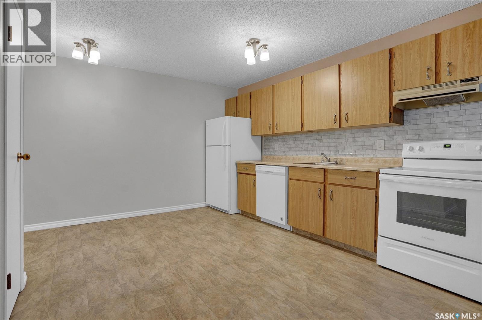 205 51 Wood Lily Drive, Moose Jaw, SK - Indoor Photo Showing Kitchen
