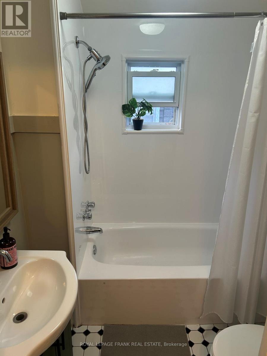 Upper - 1201 Kenneth Avenue, Peterborough (Otonabee Ward 1), ON - Indoor Photo Showing Bathroom