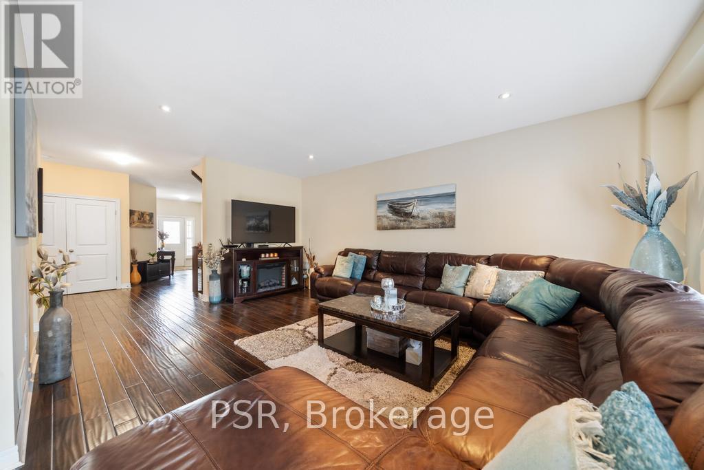 514 Old Mud Street, Hamilton, ON - Indoor Photo Showing Living Room
