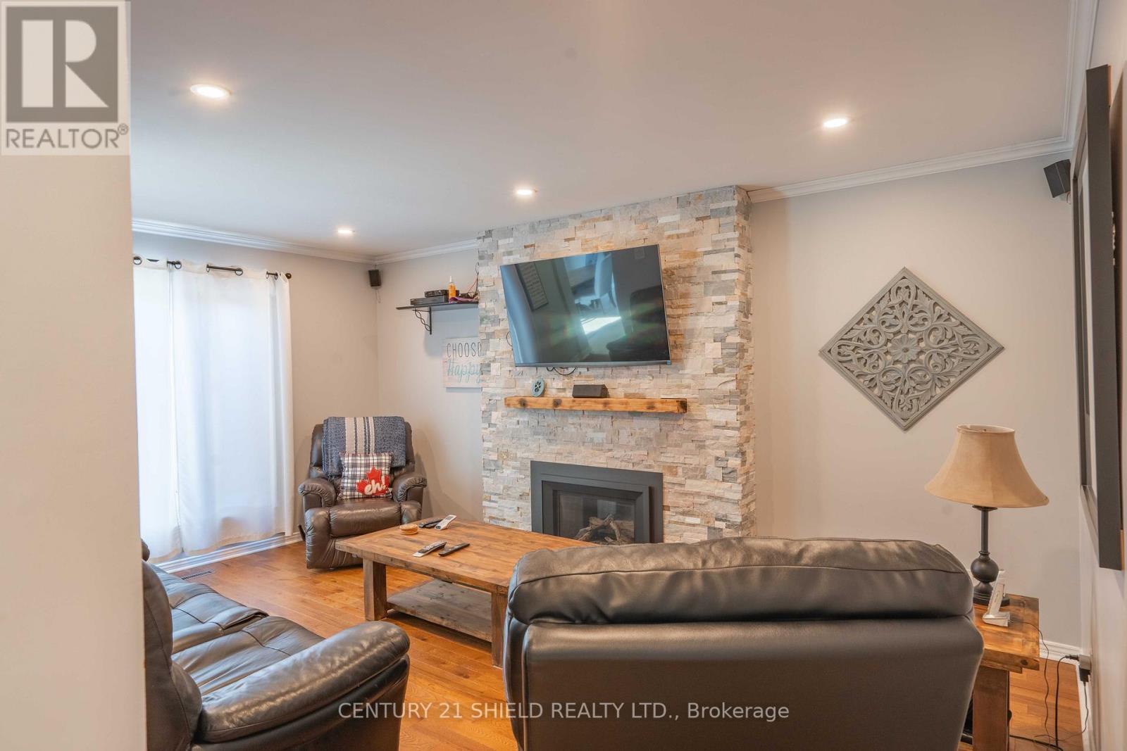 1123 Stokes Drive, Cornwall, ON - Indoor Photo Showing Living Room With Fireplace