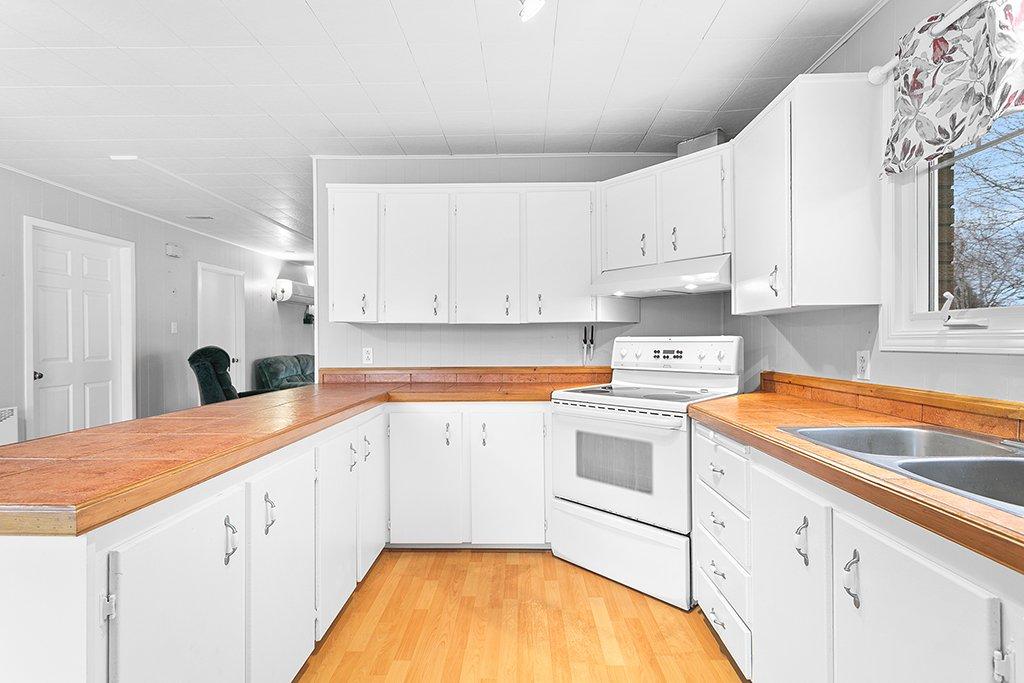 Kitchen - 11 Rue L'Écuyer, Mansfield-Et-Pontefract, QC - Indoor Photo Showing Kitchen With Double Sink