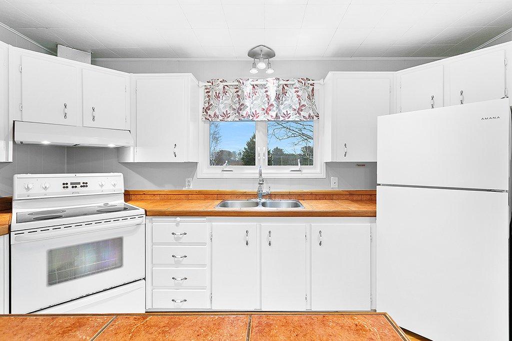 Kitchen - 11 Rue L'Écuyer, Mansfield-Et-Pontefract, QC - Indoor Photo Showing Kitchen With Double Sink