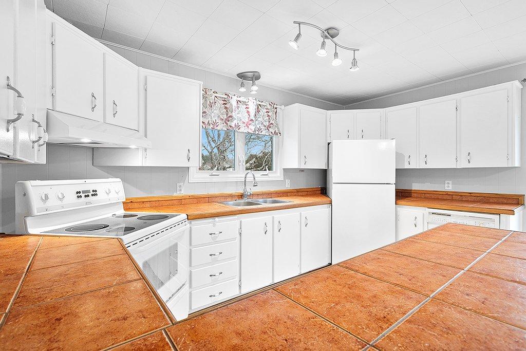 Kitchen - 11 Rue L'Écuyer, Mansfield-Et-Pontefract, QC - Indoor Photo Showing Kitchen With Double Sink