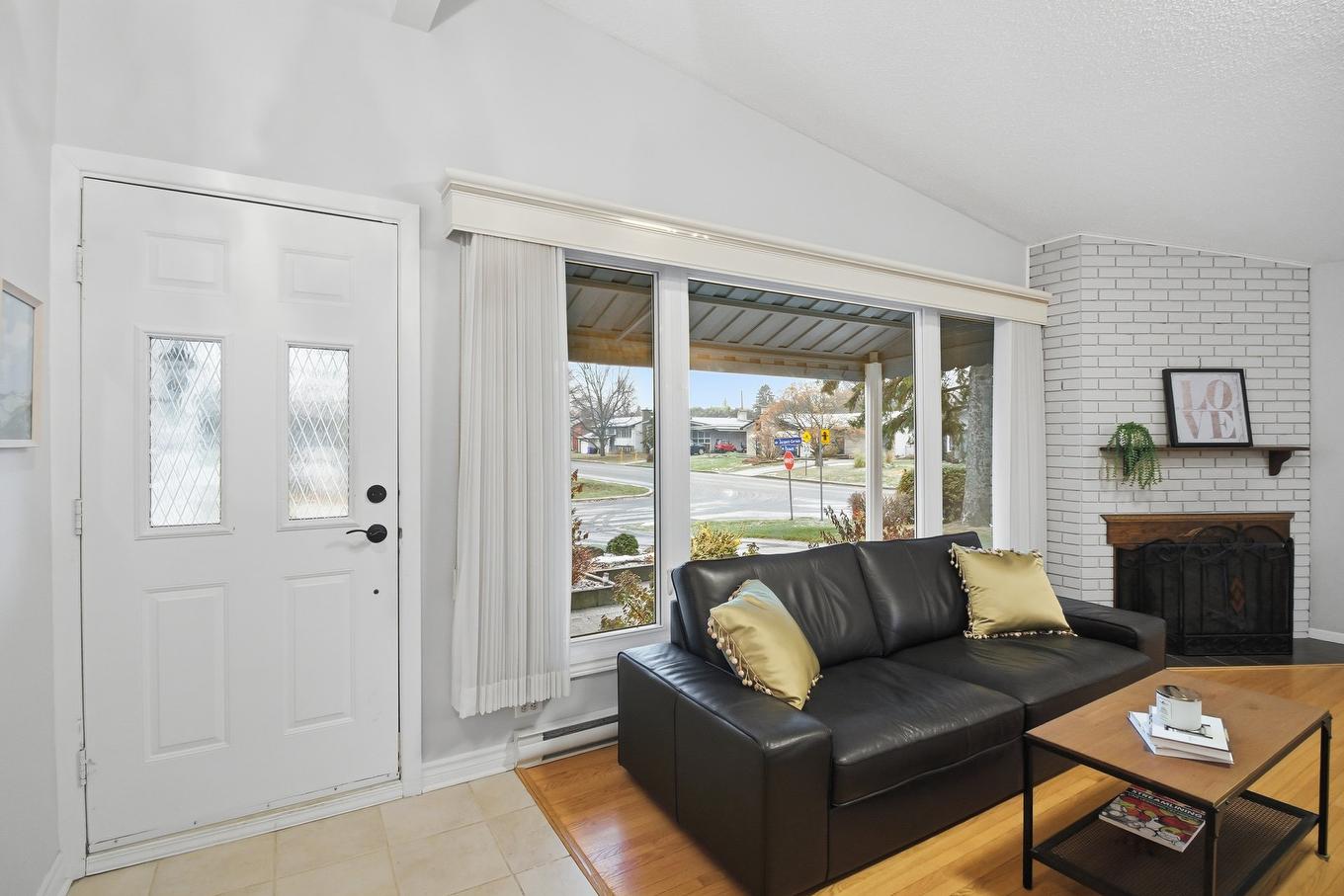 Hall d'entrée/Vestibule - 17 Rue Jacques-Gervais, Gatineau (Aylmer), QC - Indoor Photo Showing Living Room