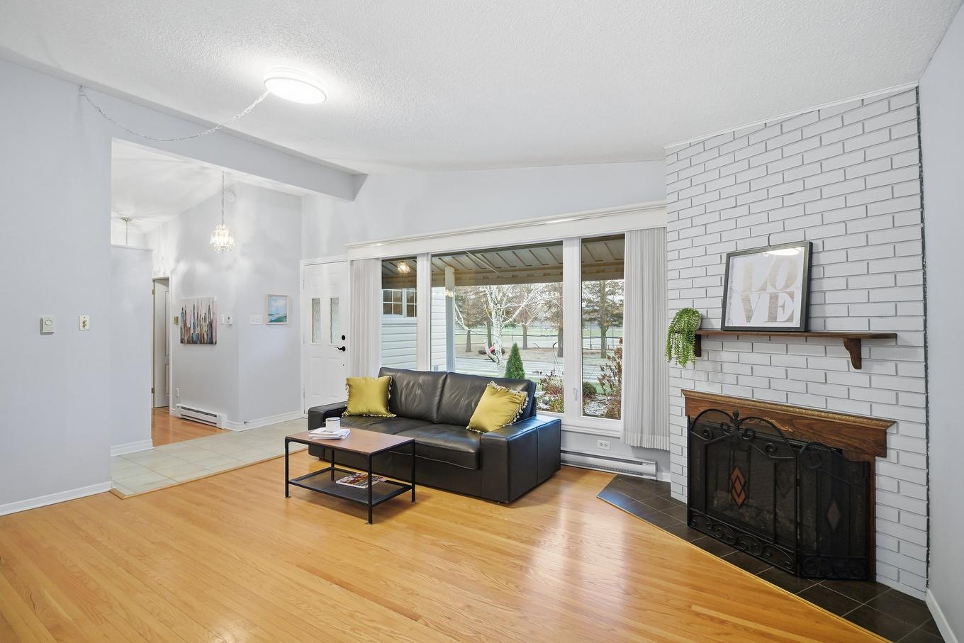 Salon - 17 Rue Jacques-Gervais, Gatineau (Aylmer), QC - Indoor Photo Showing Living Room With Fireplace