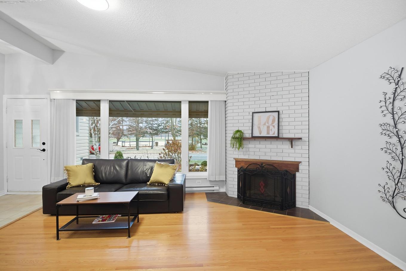 Salon - 17 Rue Jacques-Gervais, Gatineau (Aylmer), QC - Indoor Photo Showing Living Room With Fireplace