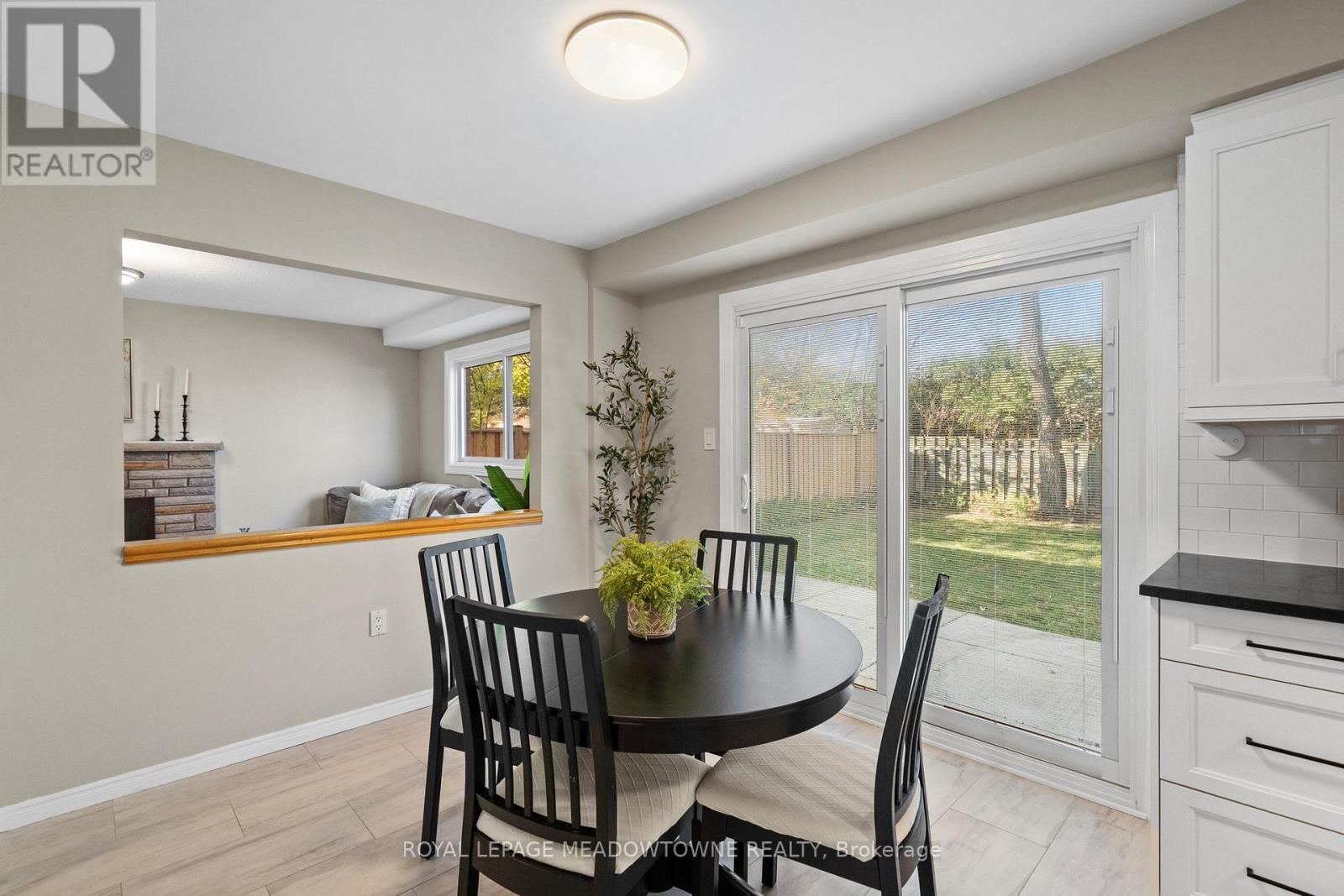 2523 Cavendish Drive, Burlington, ON - Indoor Photo Showing Dining Room
