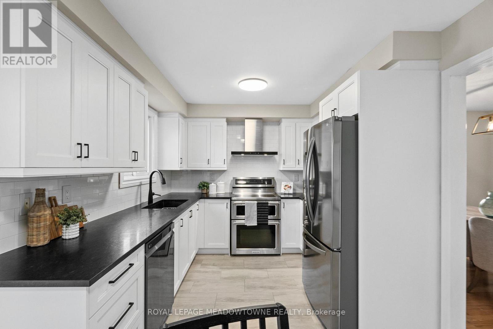 2523 Cavendish Drive, Burlington, ON - Indoor Photo Showing Kitchen