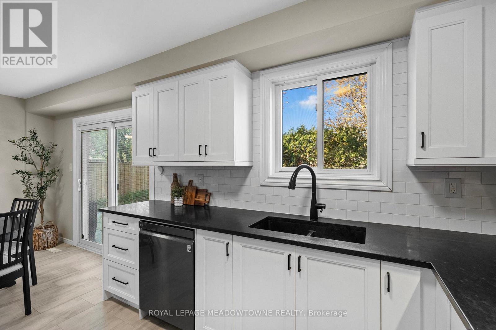 2523 Cavendish Drive, Burlington, ON - Indoor Photo Showing Kitchen With Double Sink