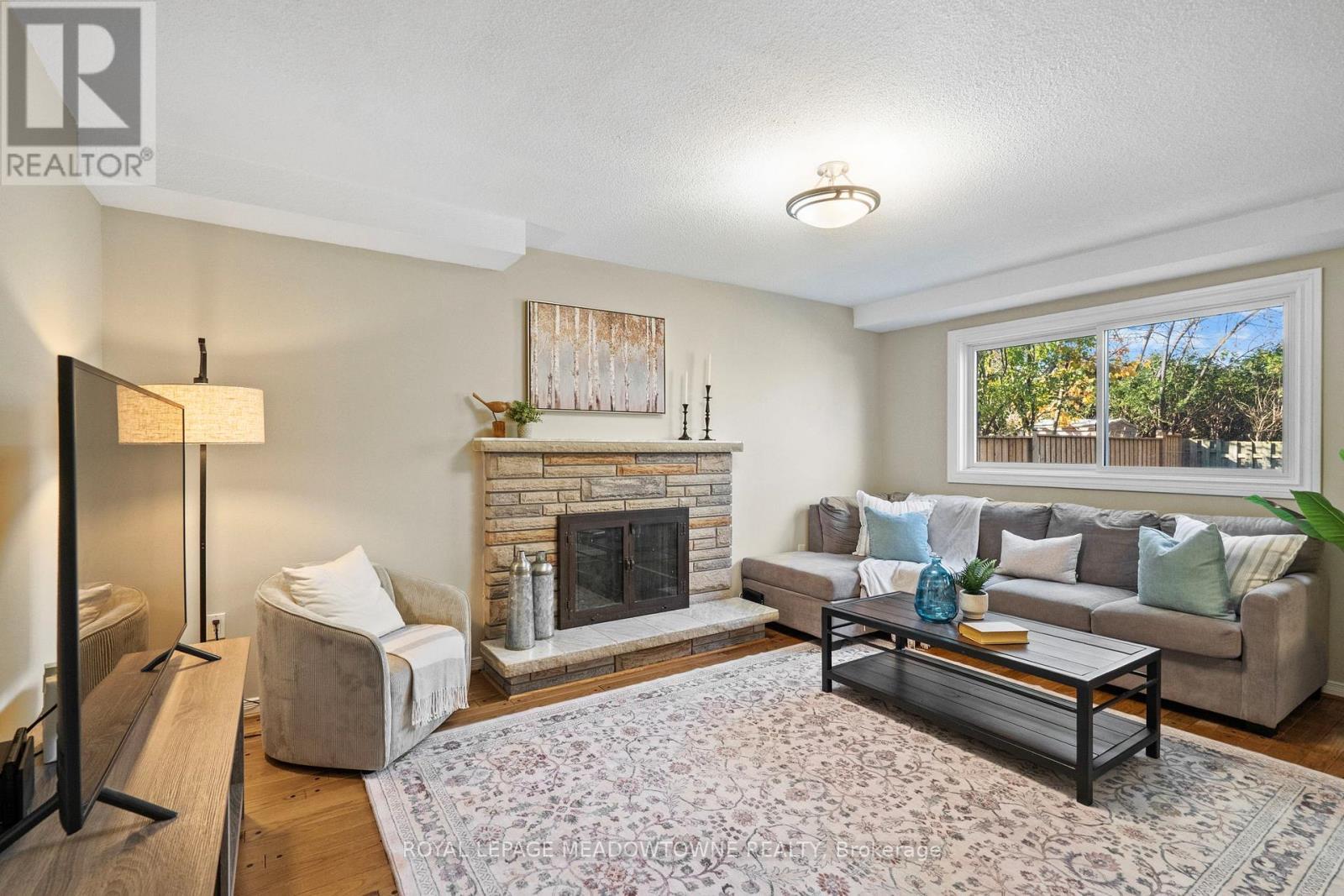 2523 Cavendish Drive, Burlington, ON - Indoor Photo Showing Living Room With Fireplace