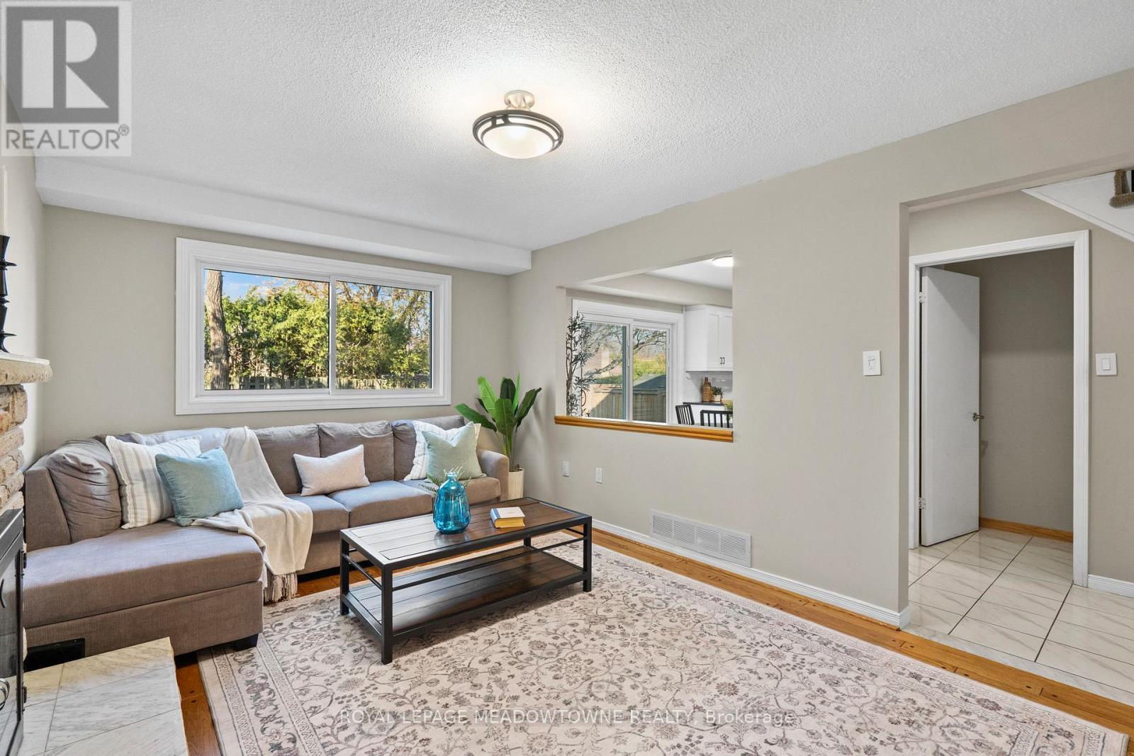 2523 Cavendish Drive, Burlington, ON - Indoor Photo Showing Living Room