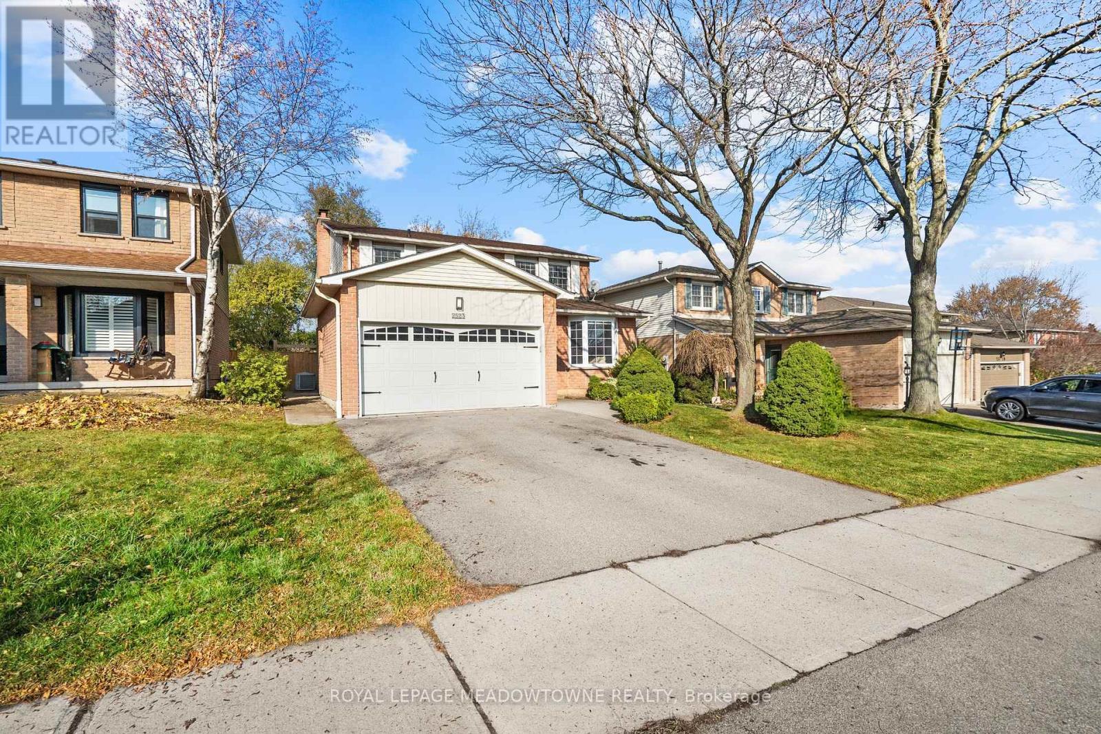 2523 Cavendish Drive, Burlington, ON - Outdoor With Facade