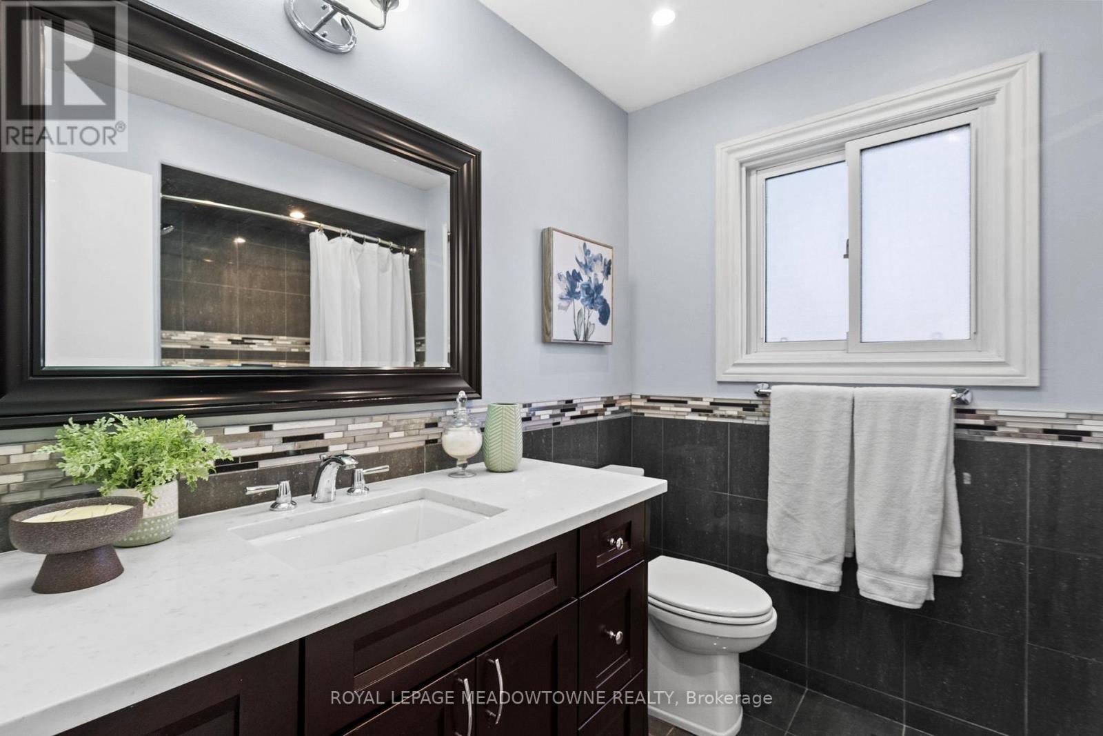 2523 Cavendish Drive, Burlington, ON - Indoor Photo Showing Bathroom