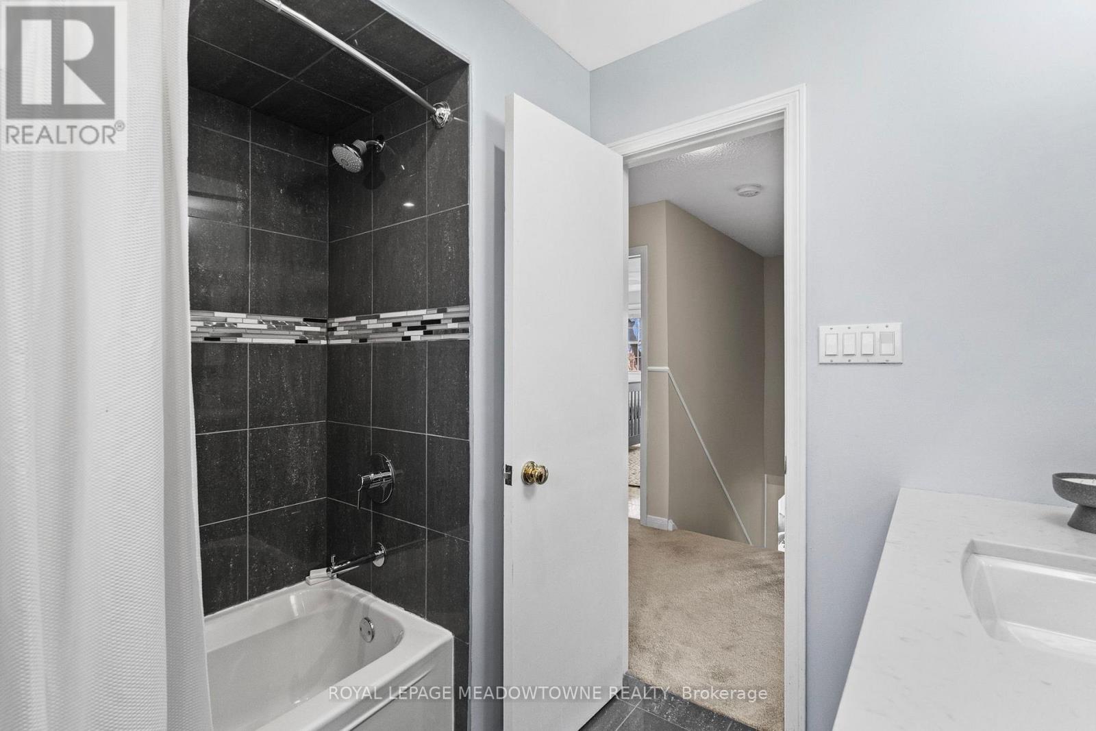 2523 Cavendish Drive, Burlington, ON - Indoor Photo Showing Bathroom