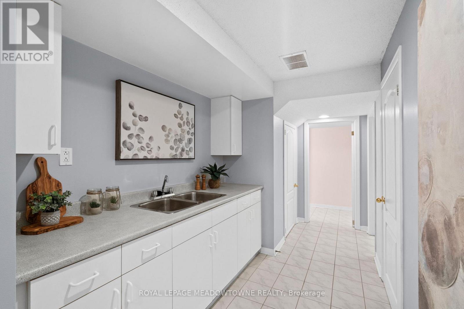 2523 Cavendish Drive, Burlington, ON - Indoor Photo Showing Kitchen With Double Sink