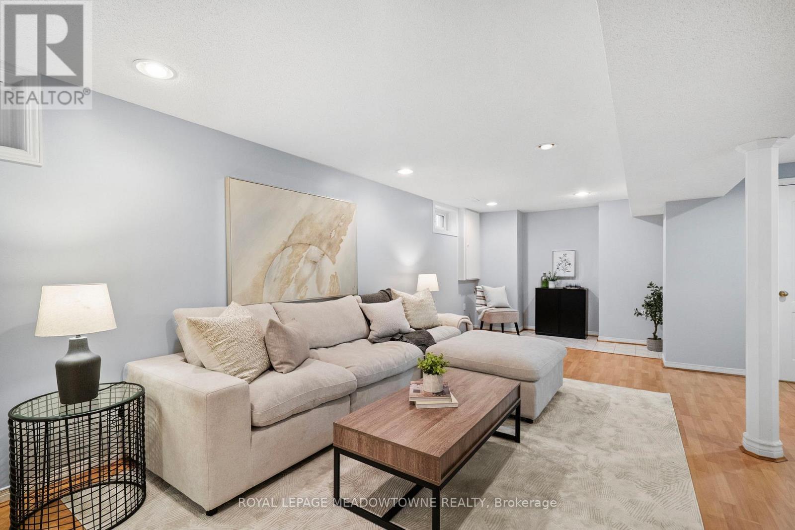 2523 Cavendish Drive, Burlington, ON - Indoor Photo Showing Living Room