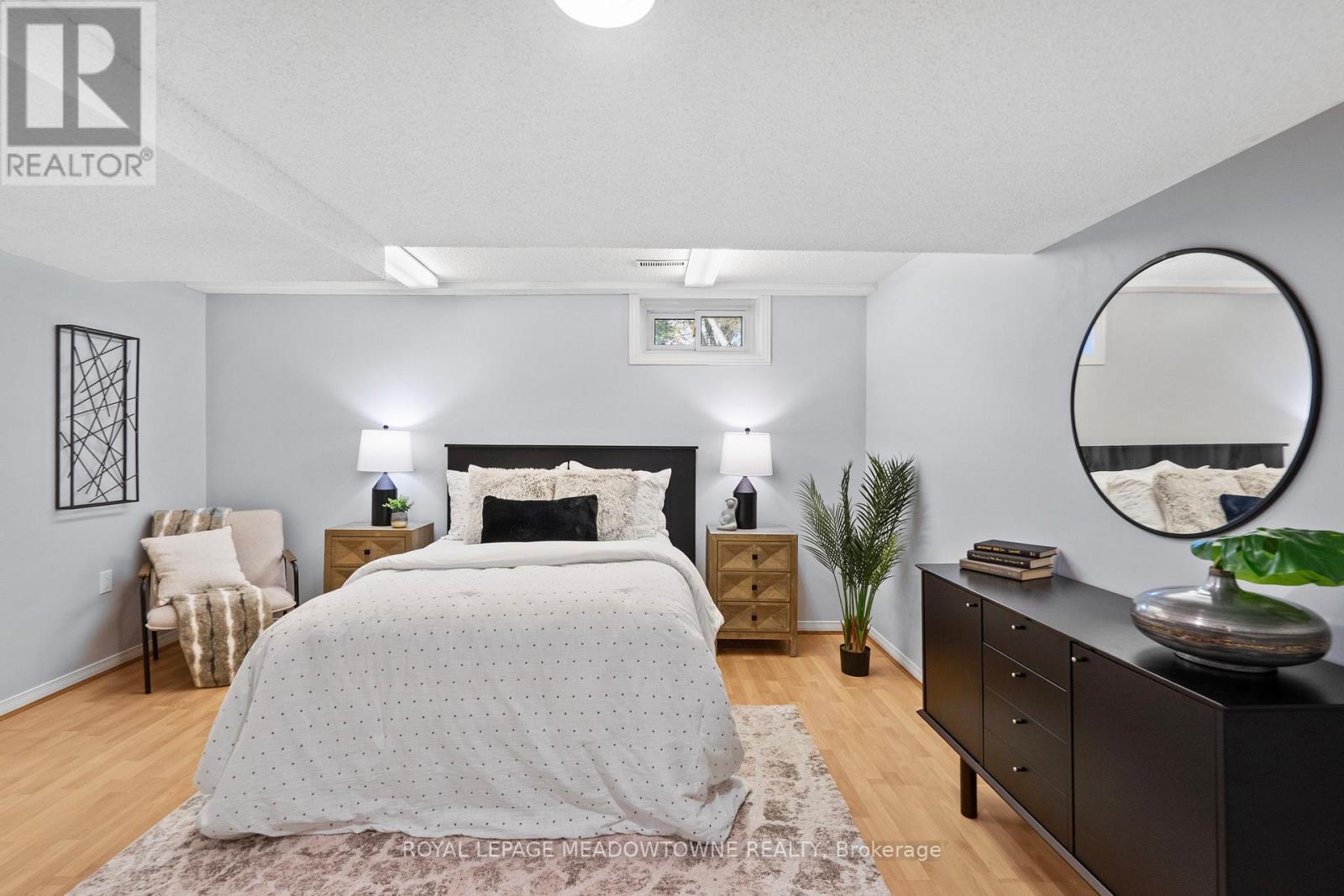 2523 Cavendish Drive, Burlington, ON - Indoor Photo Showing Bedroom