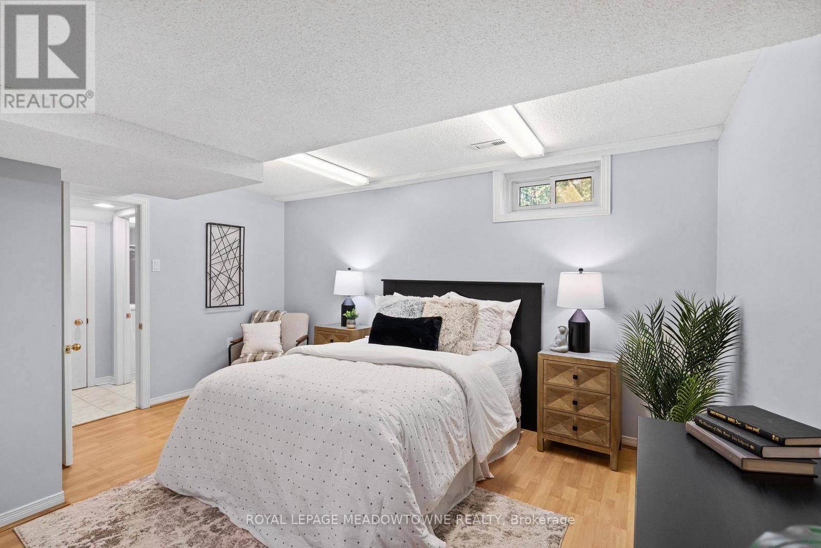 2523 Cavendish Drive, Burlington, ON - Indoor Photo Showing Bedroom