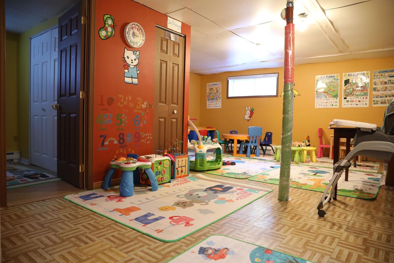 Salle familiale - 3468 Ch. De La Rivière-Cachée, Boisbriand, QC - Indoor