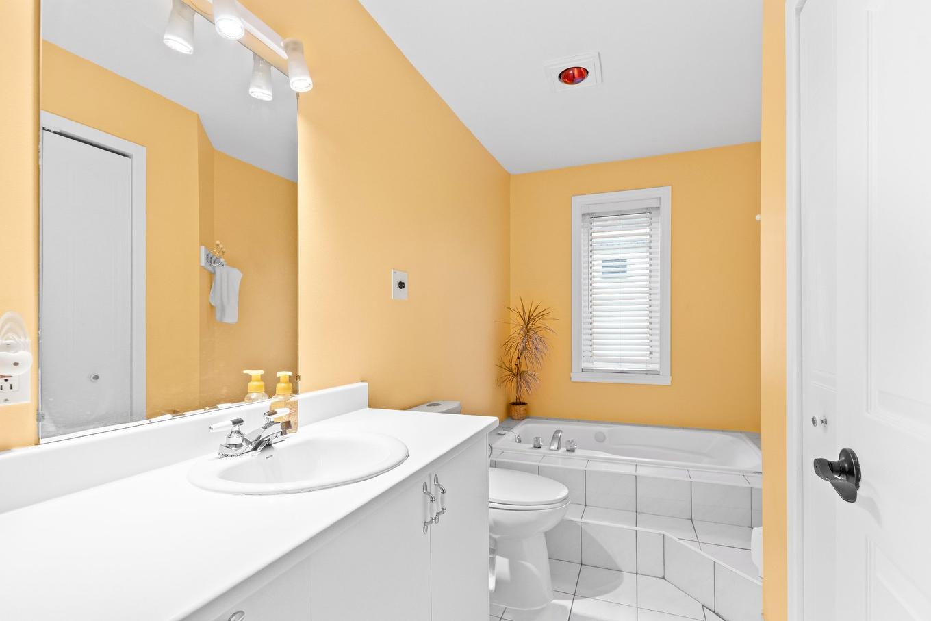 Bathroom - 3251 Boul. Roland-Therrien, Longueuil (Le Vieux-Longueuil), QC - Indoor Photo Showing Bathroom