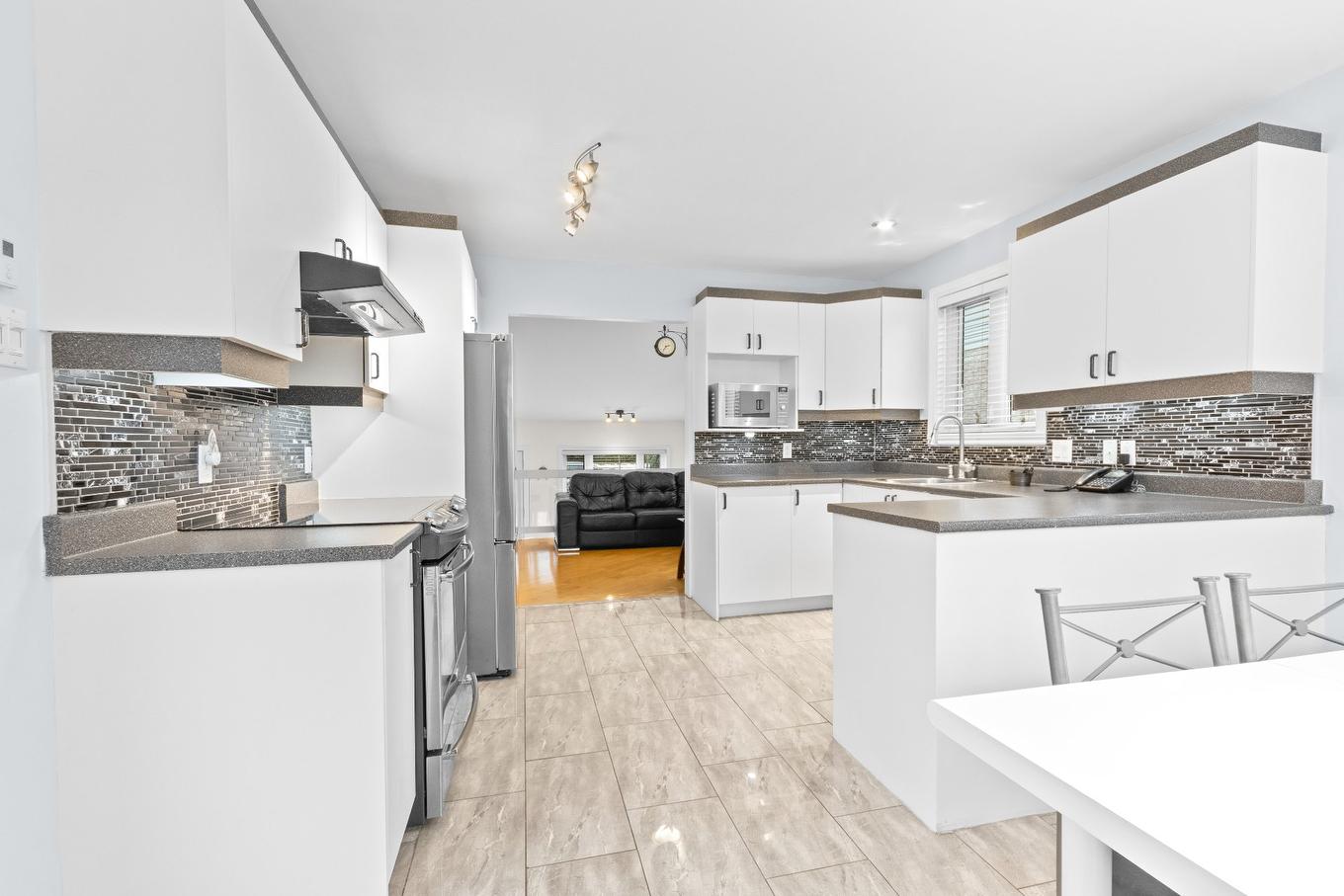 Kitchen - 3251 Boul. Roland-Therrien, Longueuil (Le Vieux-Longueuil), QC - Indoor Photo Showing Kitchen With Upgraded Kitchen