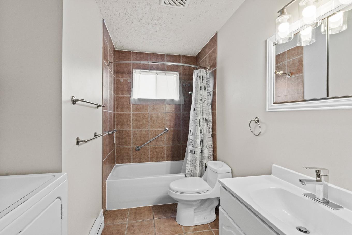 Salle de bains - 27 Av. Hamford, Lachute, QC - Indoor Photo Showing Bathroom