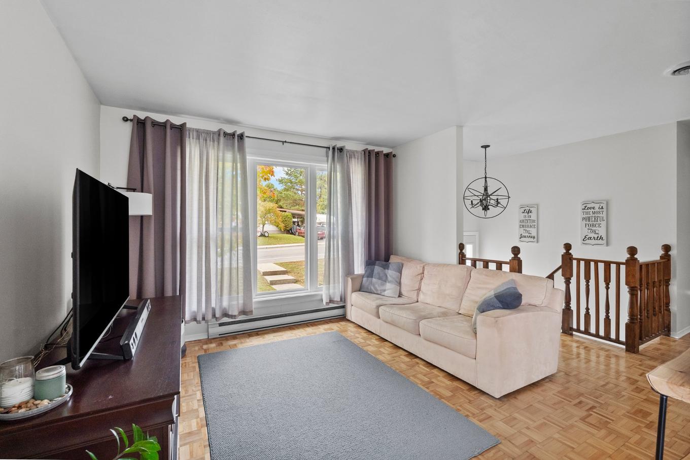 Salon - 27 Av. Hamford, Lachute, QC - Indoor Photo Showing Living Room