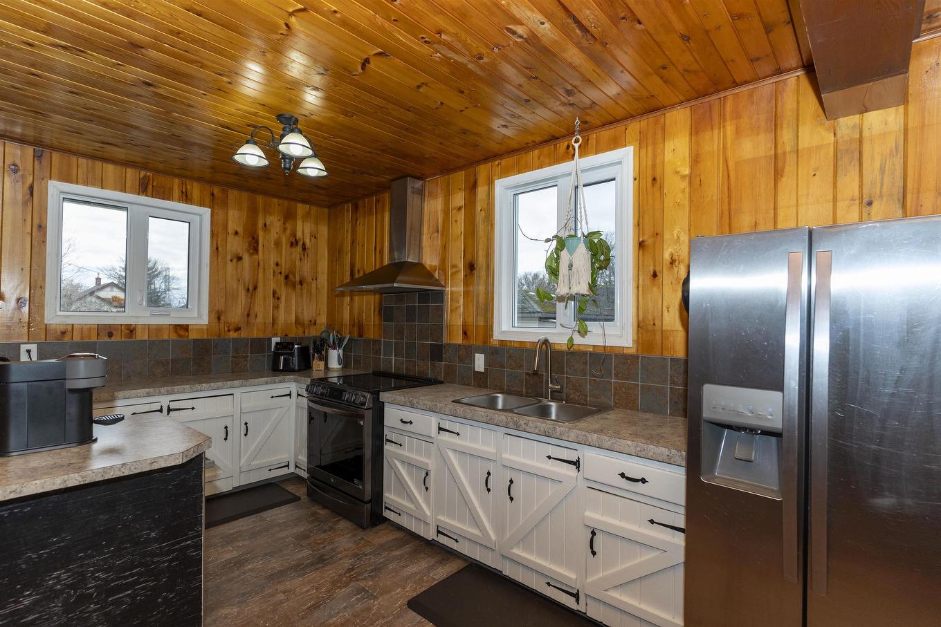 273 Amelia Street W, Thunder Bay, ON - Indoor Photo Showing Kitchen With Double Sink