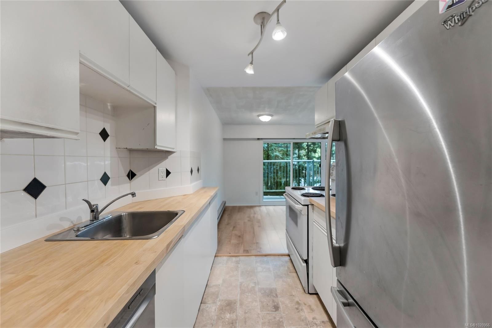 105-3277 Quadra St, Saanich, BC - Indoor Photo Showing Kitchen