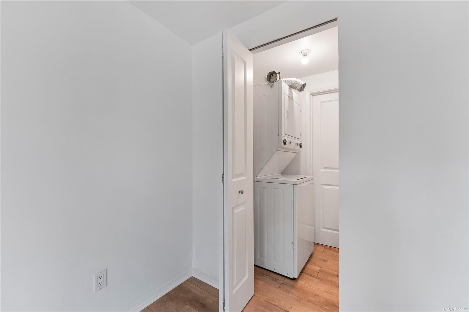 105-3277 Quadra St, Saanich, BC - Indoor Photo Showing Laundry Room