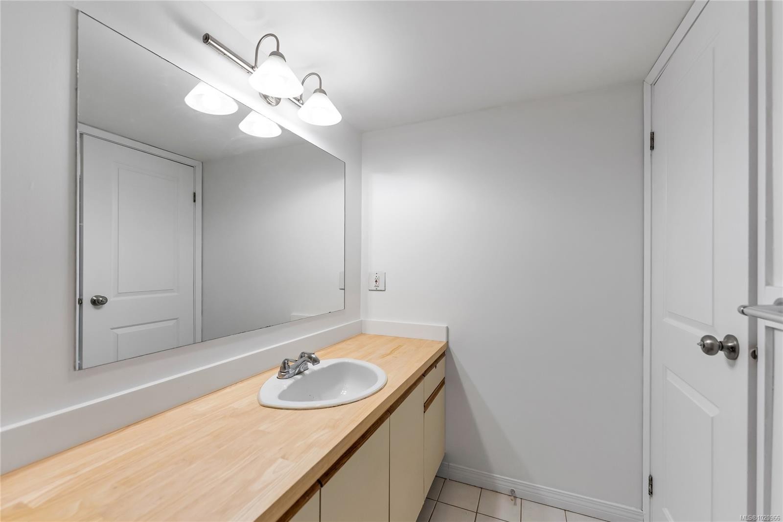 105-3277 Quadra St, Saanich, BC - Indoor Photo Showing Bathroom