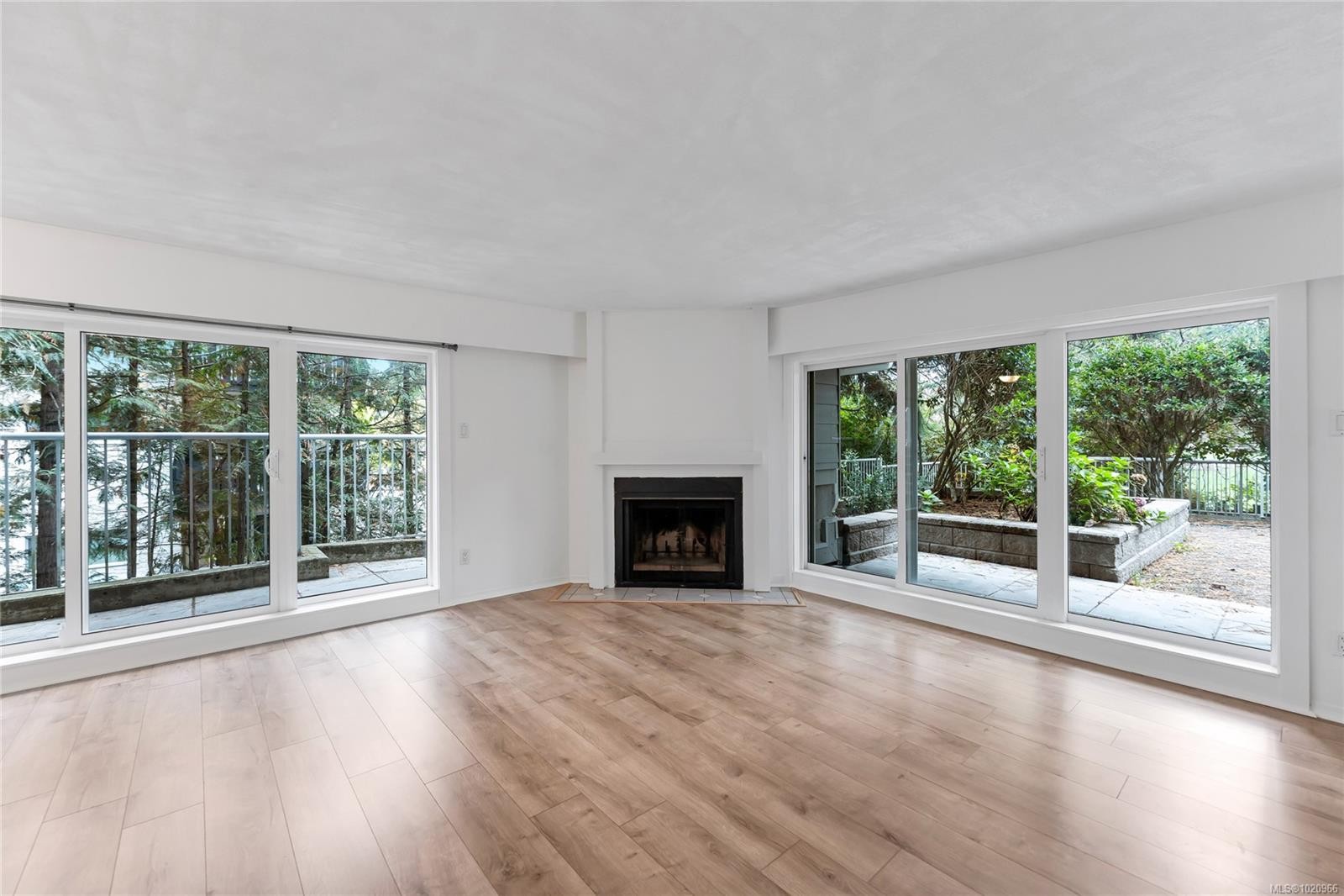 105-3277 Quadra St, Saanich, BC - Indoor Photo Showing Living Room With Fireplace