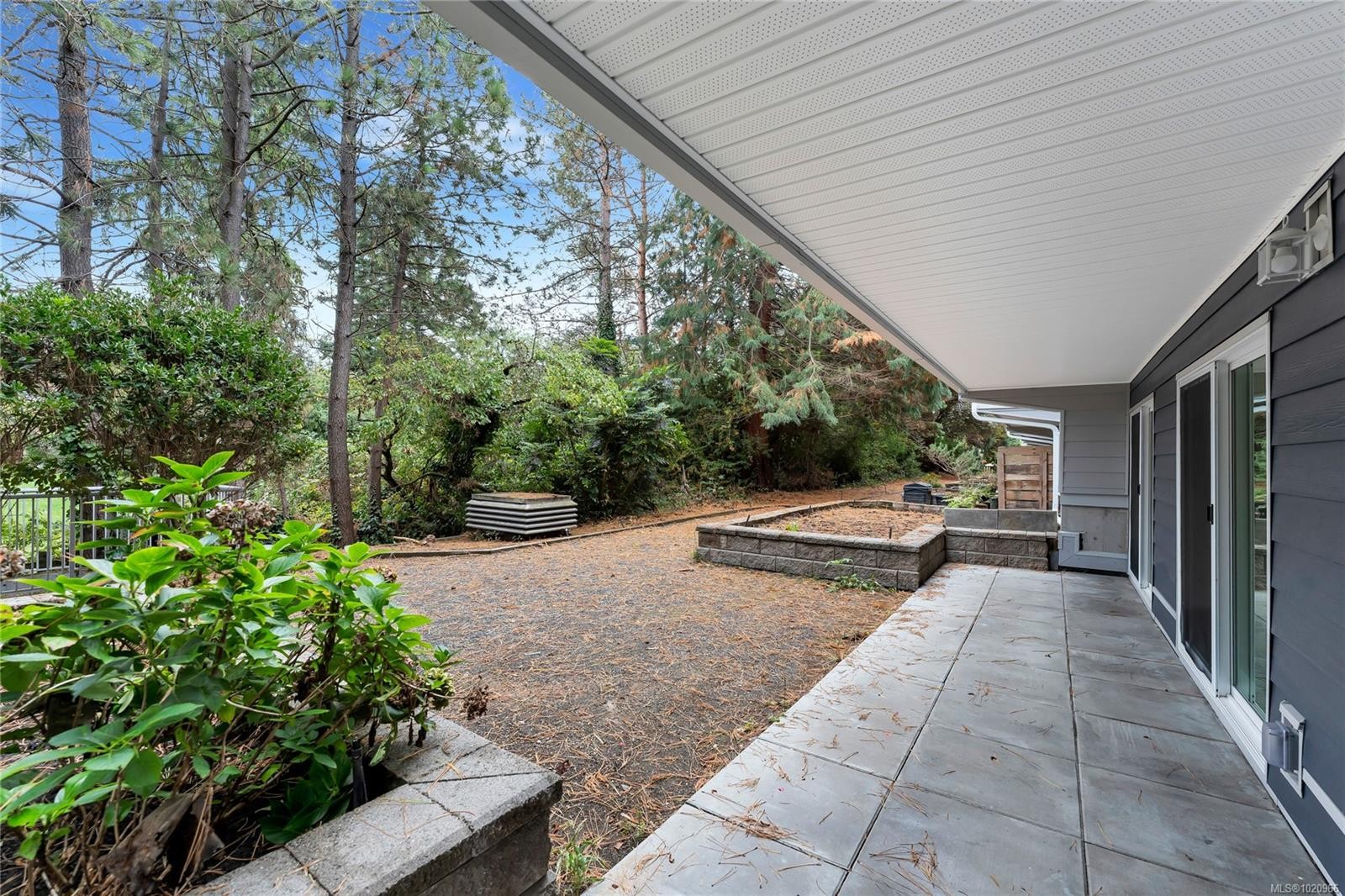 105-3277 Quadra St, Saanich, BC - Outdoor