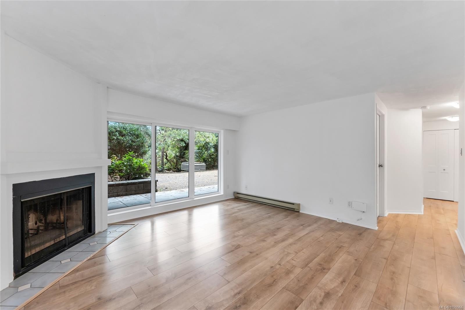 105-3277 Quadra St, Saanich, BC - Indoor Photo Showing Living Room With Fireplace