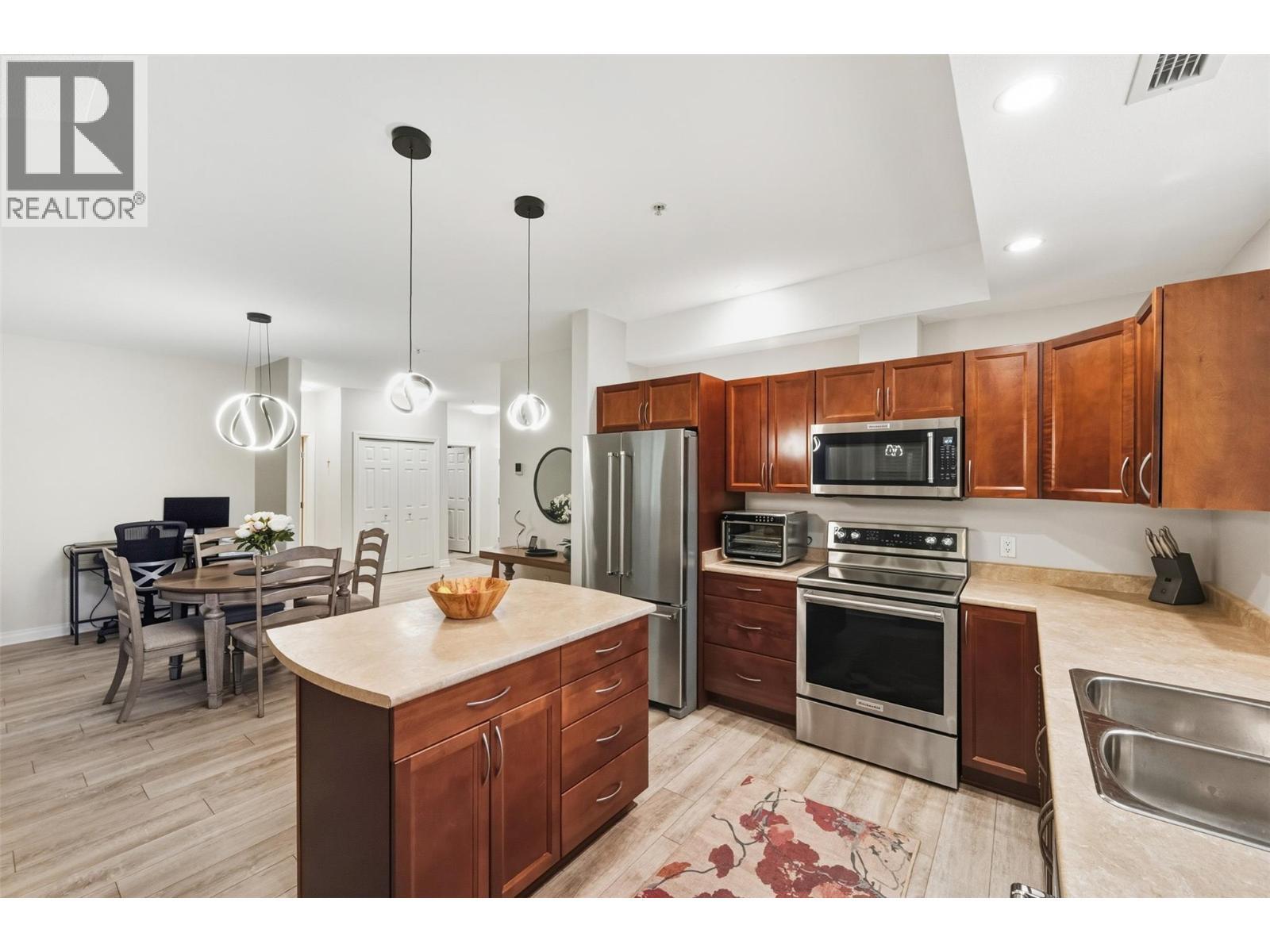 kitchen - 921 Spillway Road Unit# 102B, Oliver, BC - Indoor Photo Showing Kitchen With Double Sink