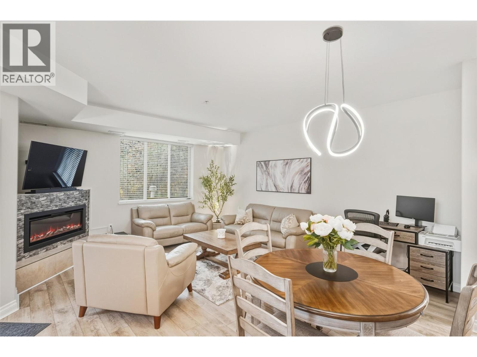 open floor plan - 921 Spillway Road Unit# 102B, Oliver, BC - Indoor With Fireplace