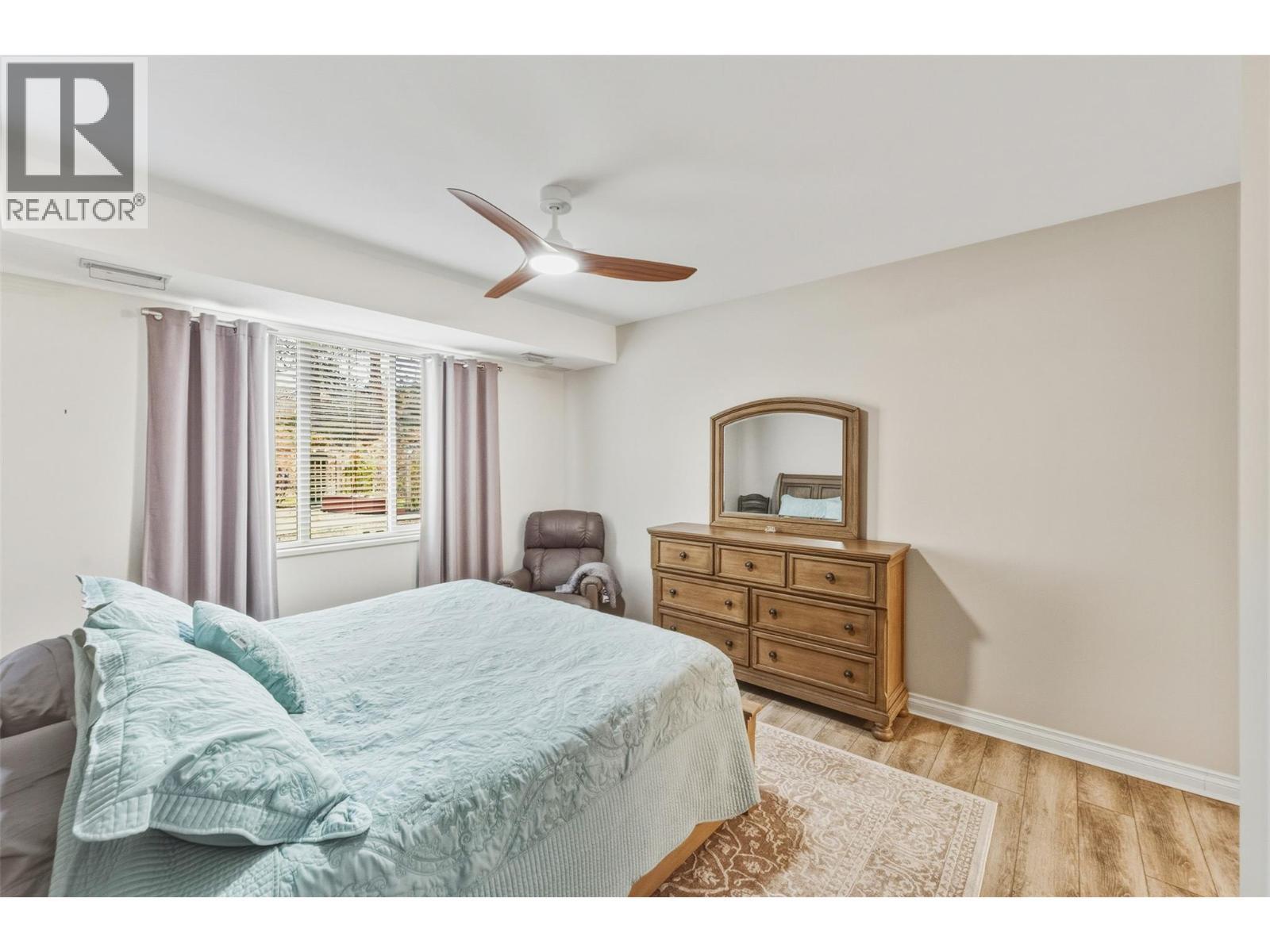 primary bedroom - 921 Spillway Road Unit# 102B, Oliver, BC - Indoor Photo Showing Bedroom