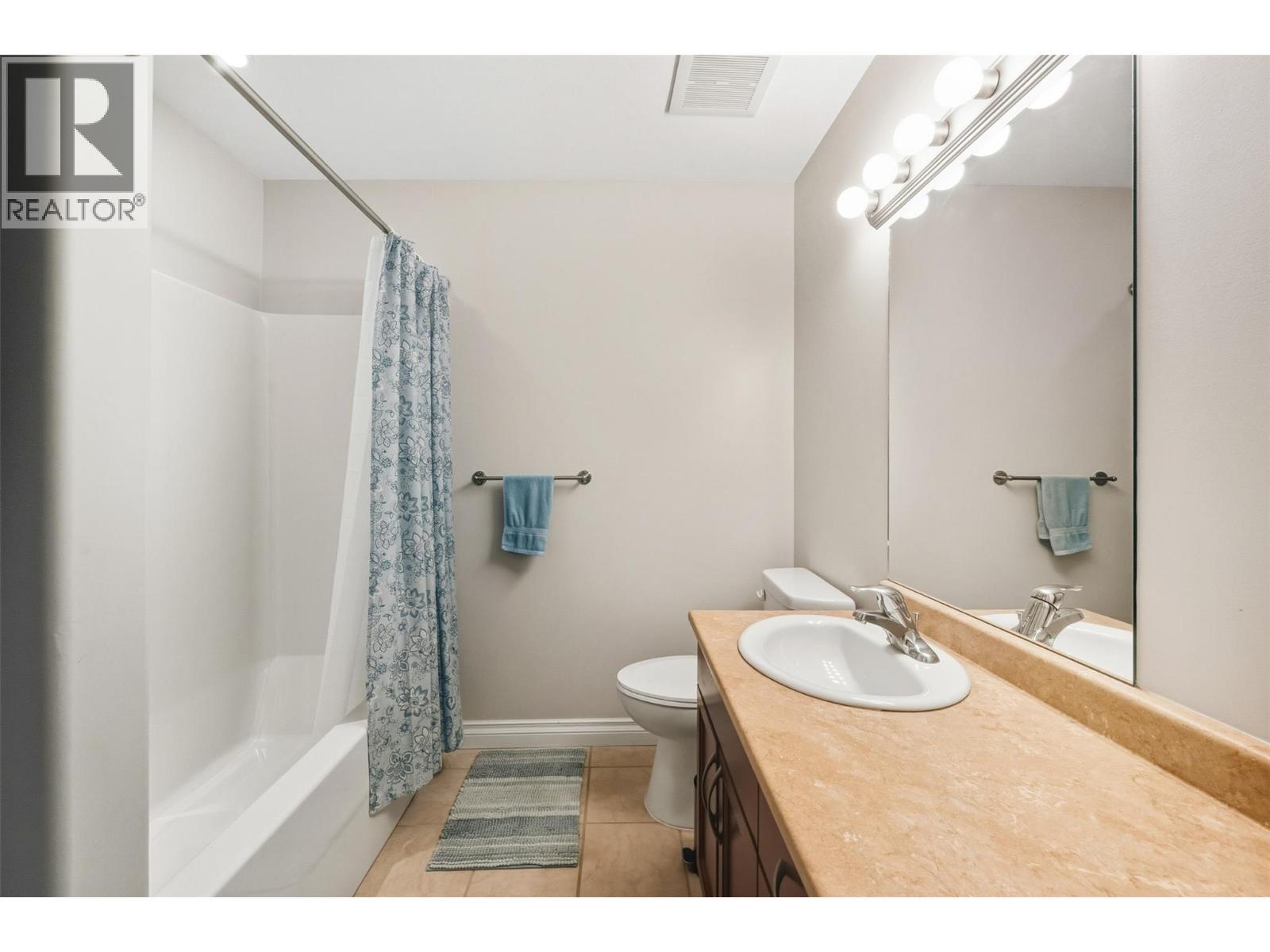 bathroom - 921 Spillway Road Unit# 102B, Oliver, BC - Indoor Photo Showing Bathroom