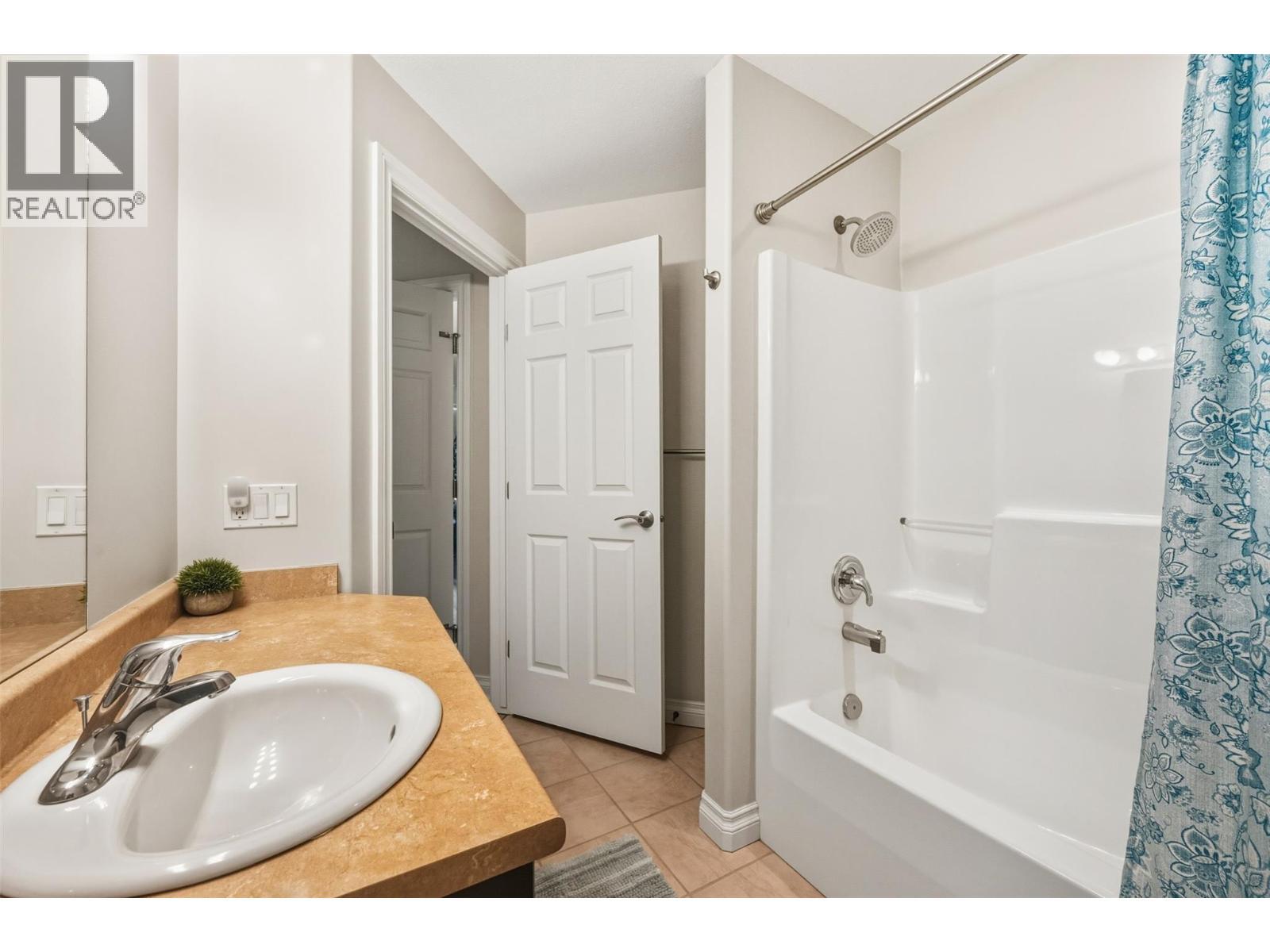 bathroom - 921 Spillway Road Unit# 102B, Oliver, BC - Indoor Photo Showing Bathroom