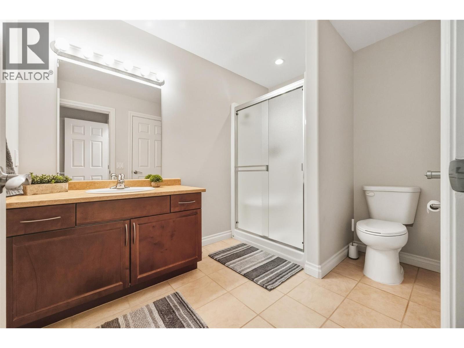 bathroom - 921 Spillway Road Unit# 102B, Oliver, BC - Indoor Photo Showing Bathroom