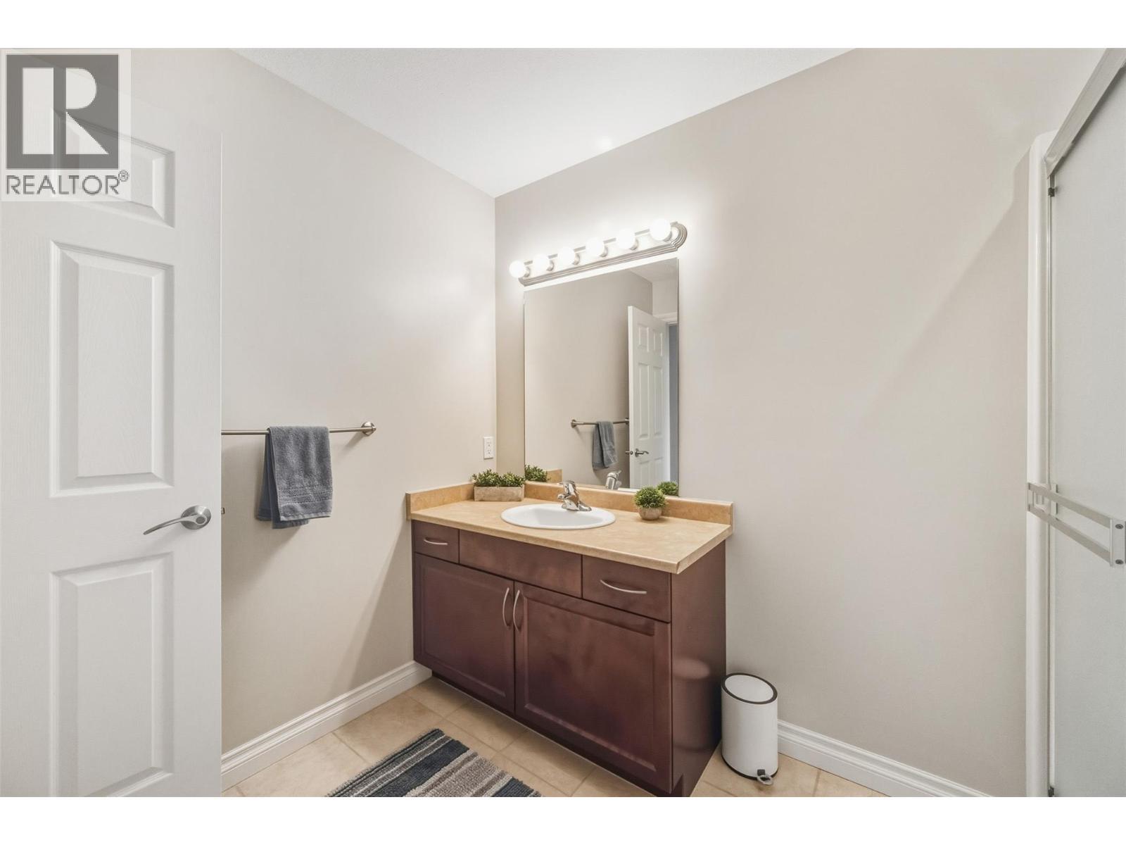 bathroom - 921 Spillway Road Unit# 102B, Oliver, BC - Indoor Photo Showing Bathroom