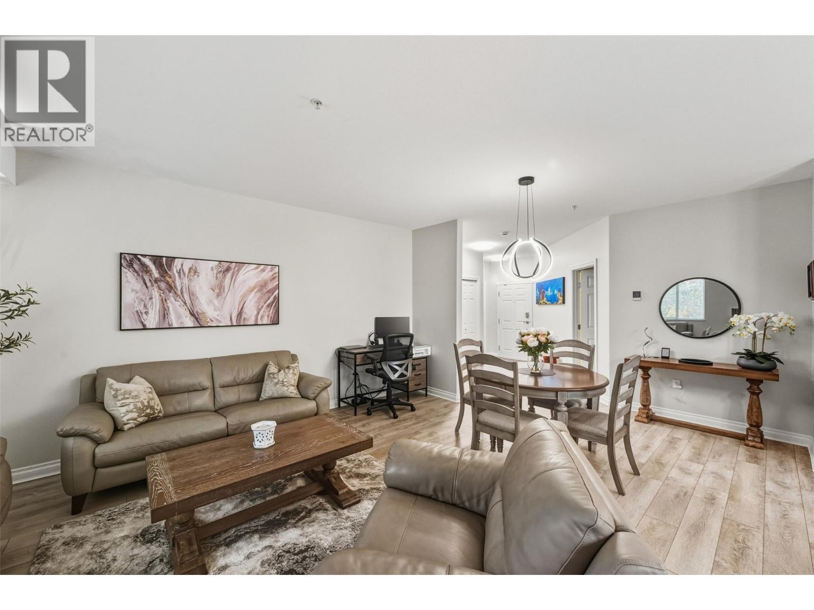 living room - 921 Spillway Road Unit# 102B, Oliver, BC - Indoor Photo Showing Living Room