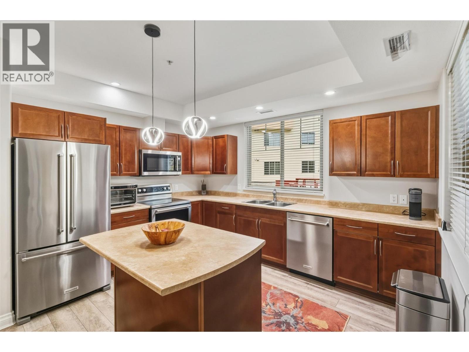 kitchen - 921 Spillway Road Unit# 102B, Oliver, BC - Indoor Photo Showing Kitchen With Double Sink
